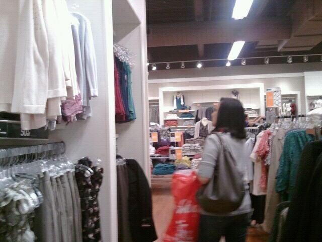 banana republic factory outlet hours