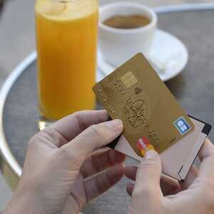 Protect Card L'étui électronique chic et malin qui sécurise votre carte  bancaire sur Gens de Confiance
