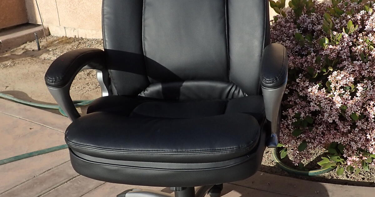 Serta Big & Tall Executive Office Chair for 70 in Bakersfield, CA