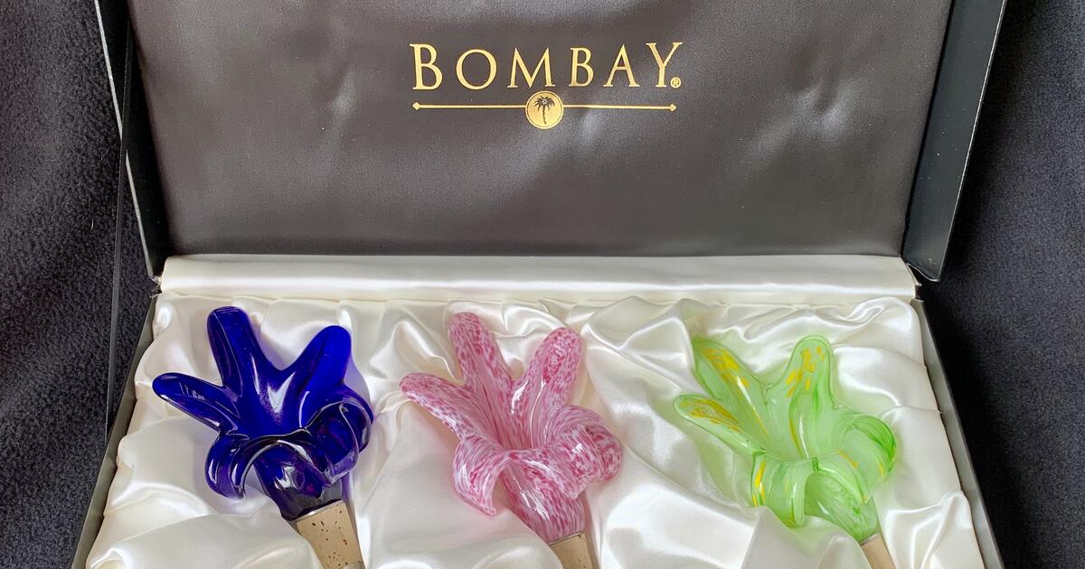 BOMBAY SET OF 3 GLASS FLORAL BOTTLE WINE STOPPERS IN ORIGINAL BOX For Bombay set of 3 glass floral bottle wine stoppers in original box for