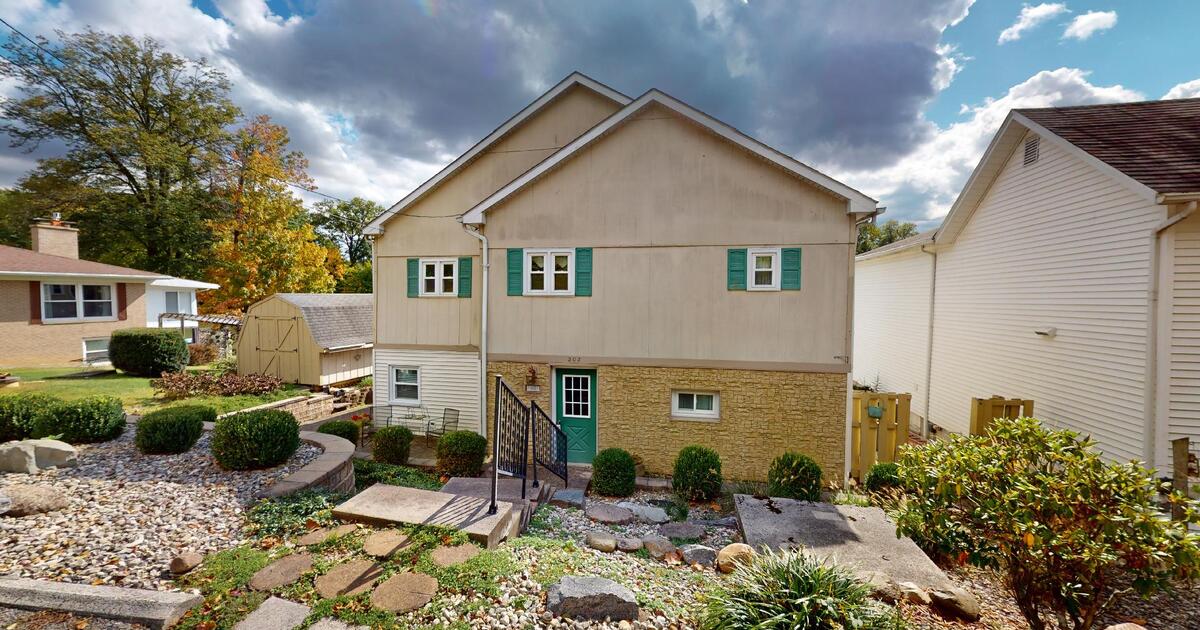 202 Van Meter FOR SALE LAKE MOHAWK! for 229900 in Tiffin, OH For