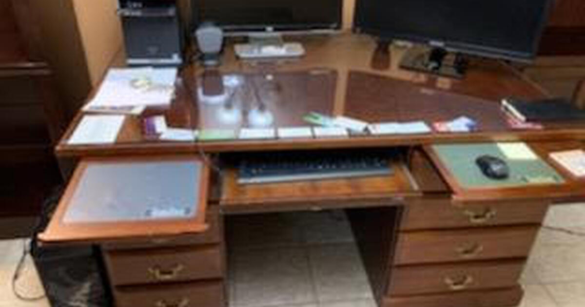 Free office desk BEAUTIFUL CONDITION for Free in Waco, TX For Sale
