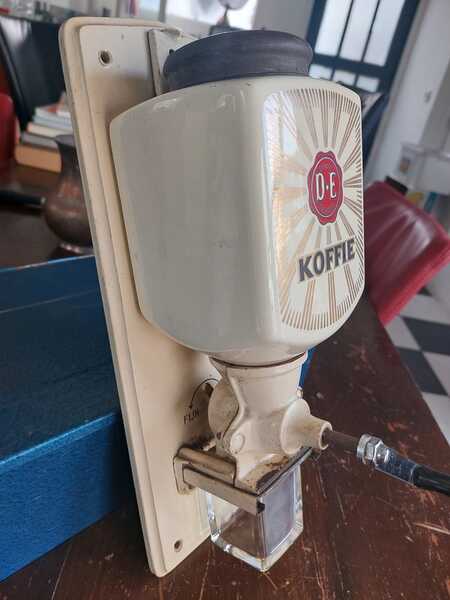 Wauw Rood De Vintage Koffiemolen. Douwe Egberts. Voor 65 € In Breda, NB | Gratis/Te Koop  — Nextdoor