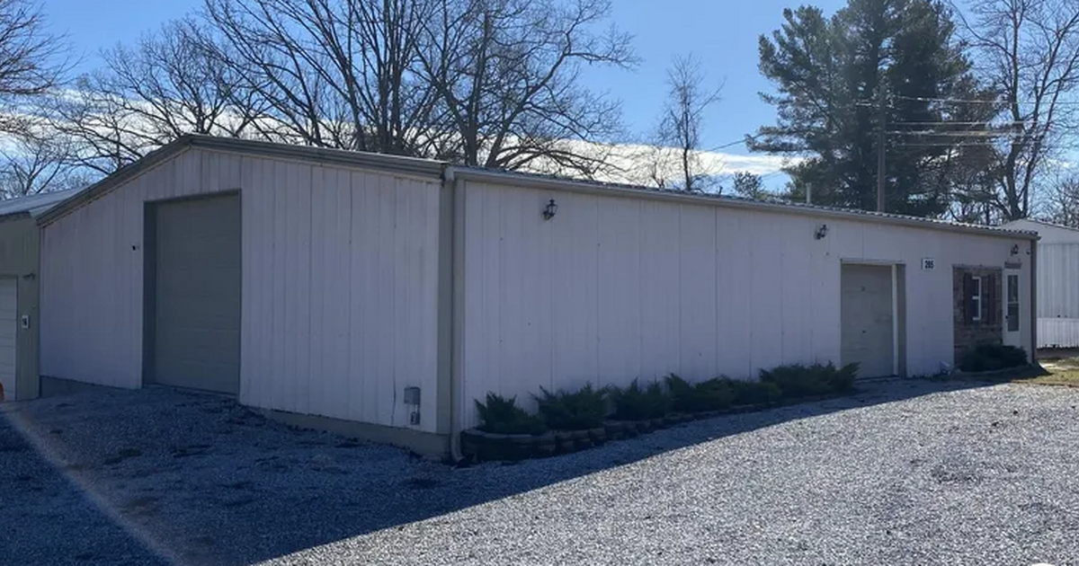 FOR LEASE Apartment with large adjoining Garage/Warehouse. RV 50 amp