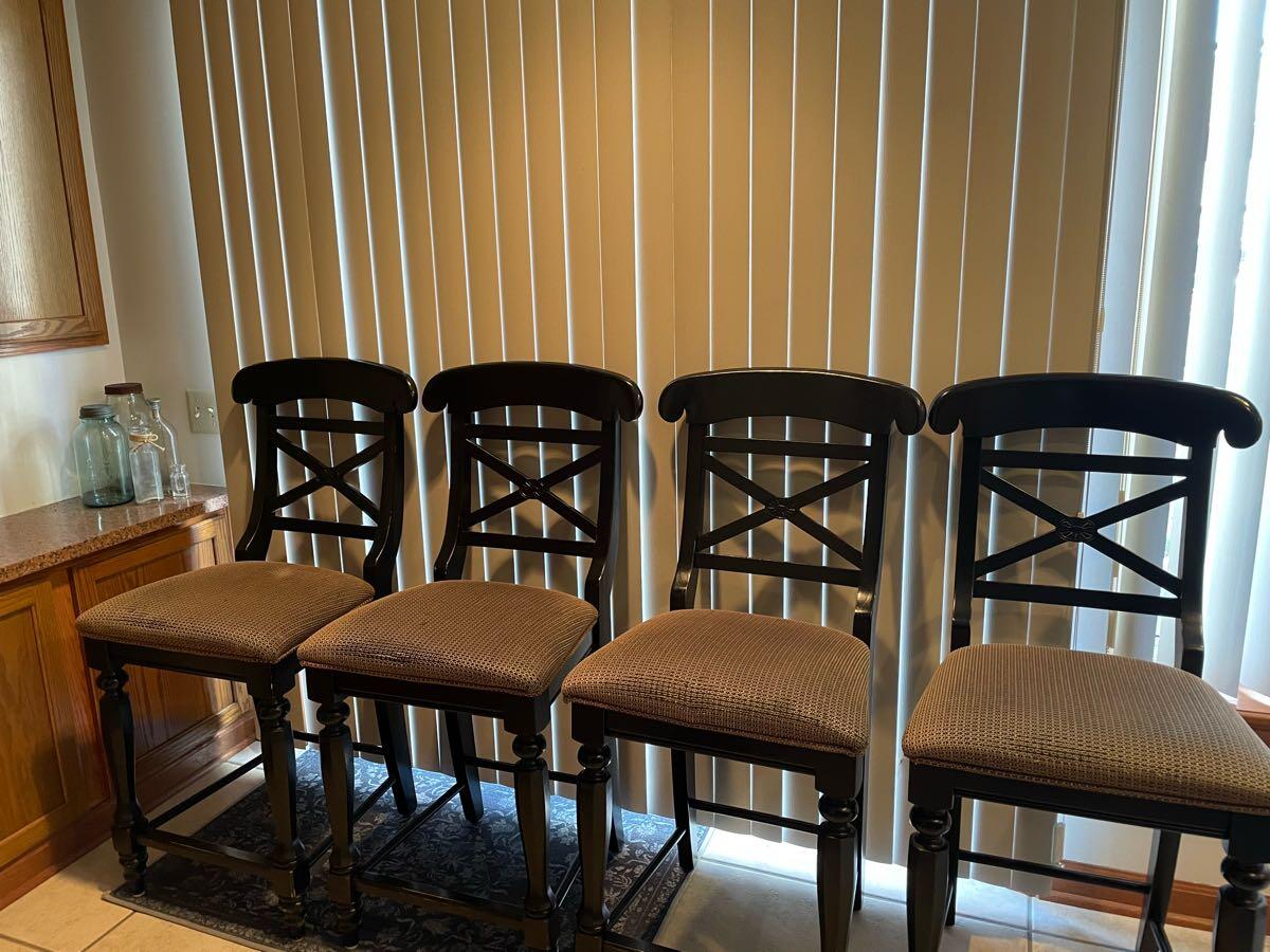 4 Black distressed counter stools for Free in Naperville, IL For Sale
