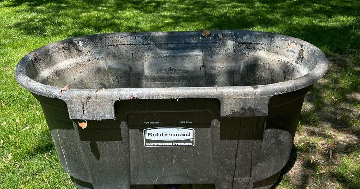 Rubbermaid 100 gal. Structural Foam Stock Tank for Free in Geneva, IL