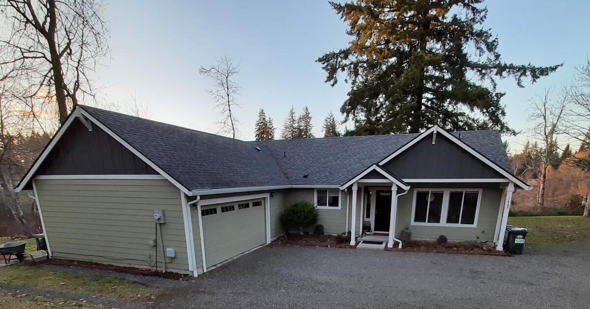 short term rental space for Self contained RV or VAN. Parking next to garage available on