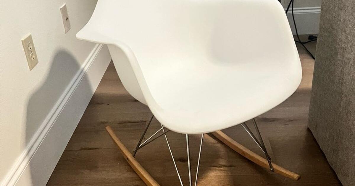 Modern rocking chair for 20 in Baton Rouge, LA For Sale & Free — Nextdoor