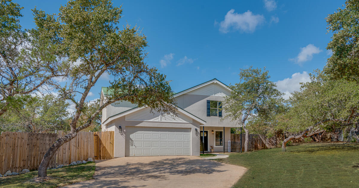 Beautiful renovated 3/2.5 on almost an acre home in Timberwood Park for