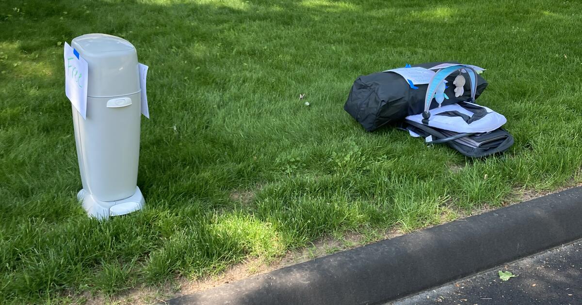 Pack & play / diaper genie 143 Robin rd Glastonbury for Free in