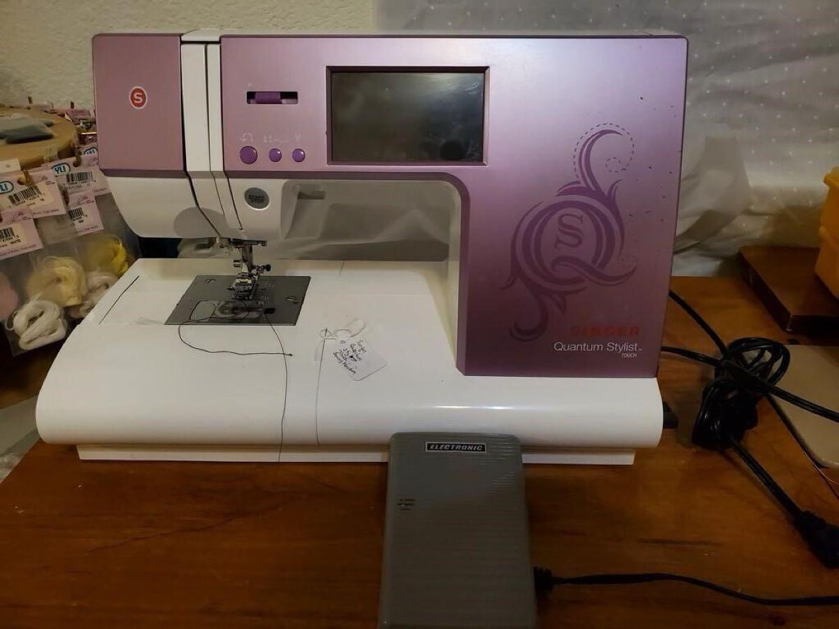 Singer 9985 Quantum Stylist Sewing Machine with extra supplies! for