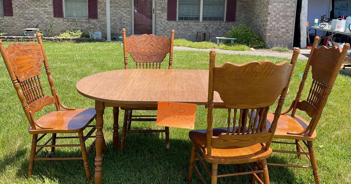 Kitchen table and chairs for 65 in Jeffersonville, IN For Sale