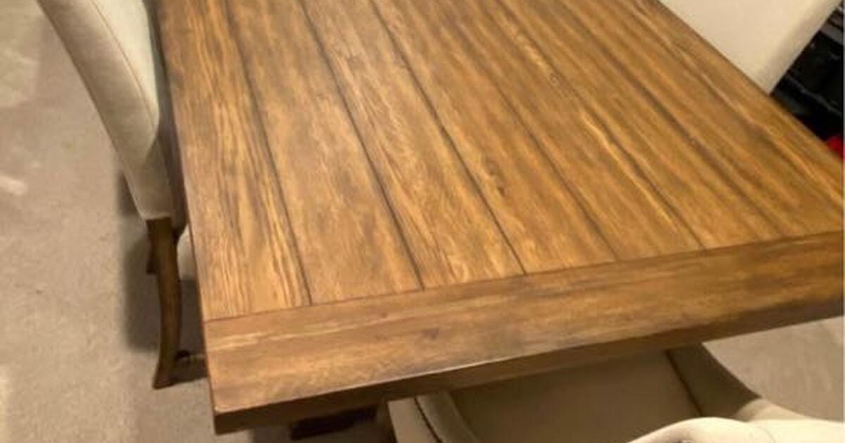 Contemporary Farmhouse Haverty dining table New Condition 1/2 price