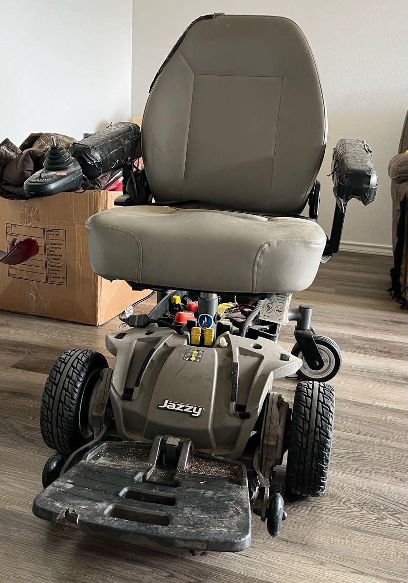 Jazzy Select Elite Electric Wheelchair for 100 in San Angelo, TX For