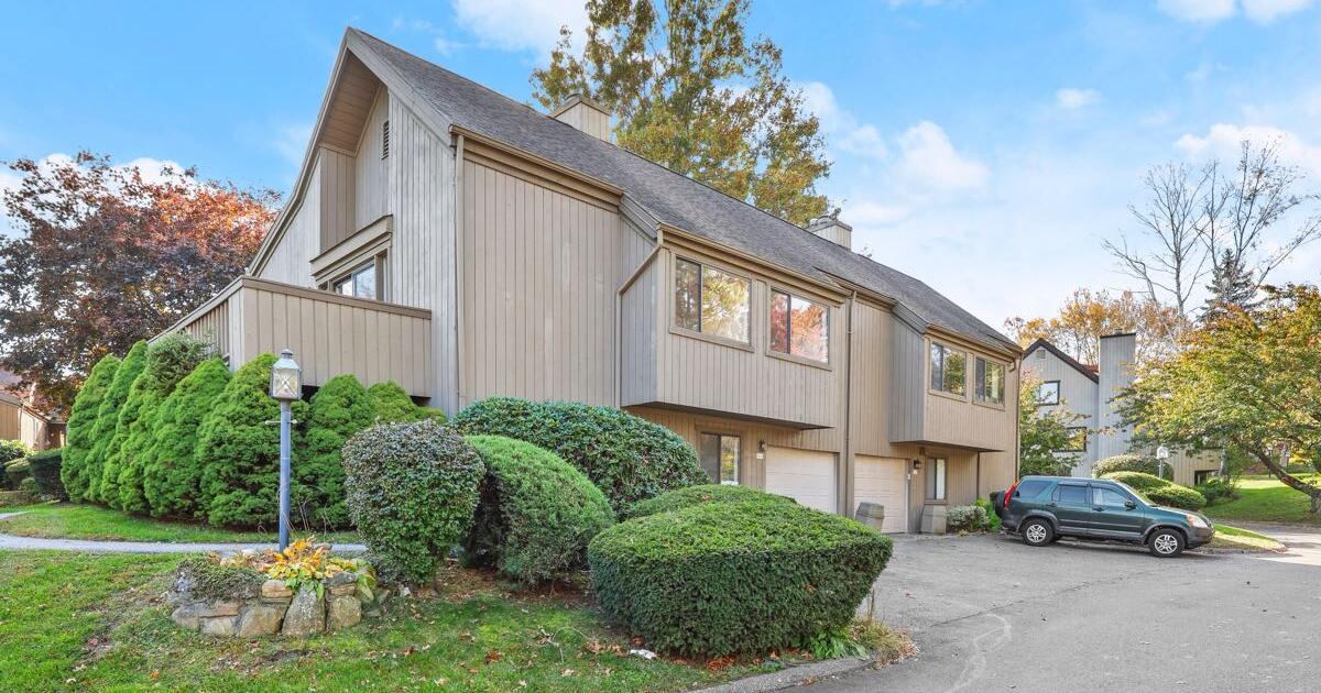 Oronoque Village Condo for sale! for 499900 in Stratford, CT For