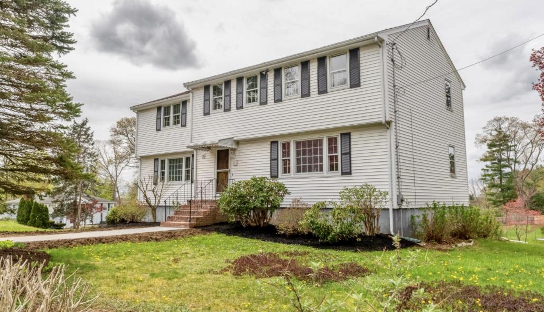 5 bedroom 2 1/2 bath Single Family Home for 725000 in Franklin, MA