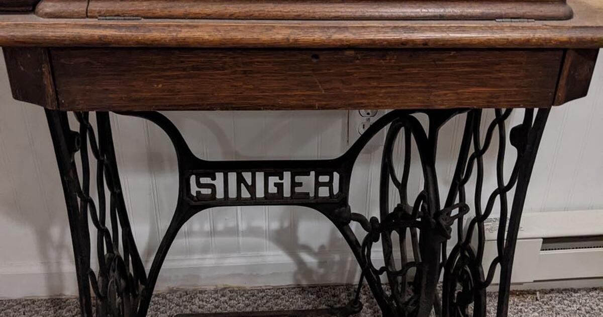 Vintage SINGER beautiful sewing machine and stand. for 300 in