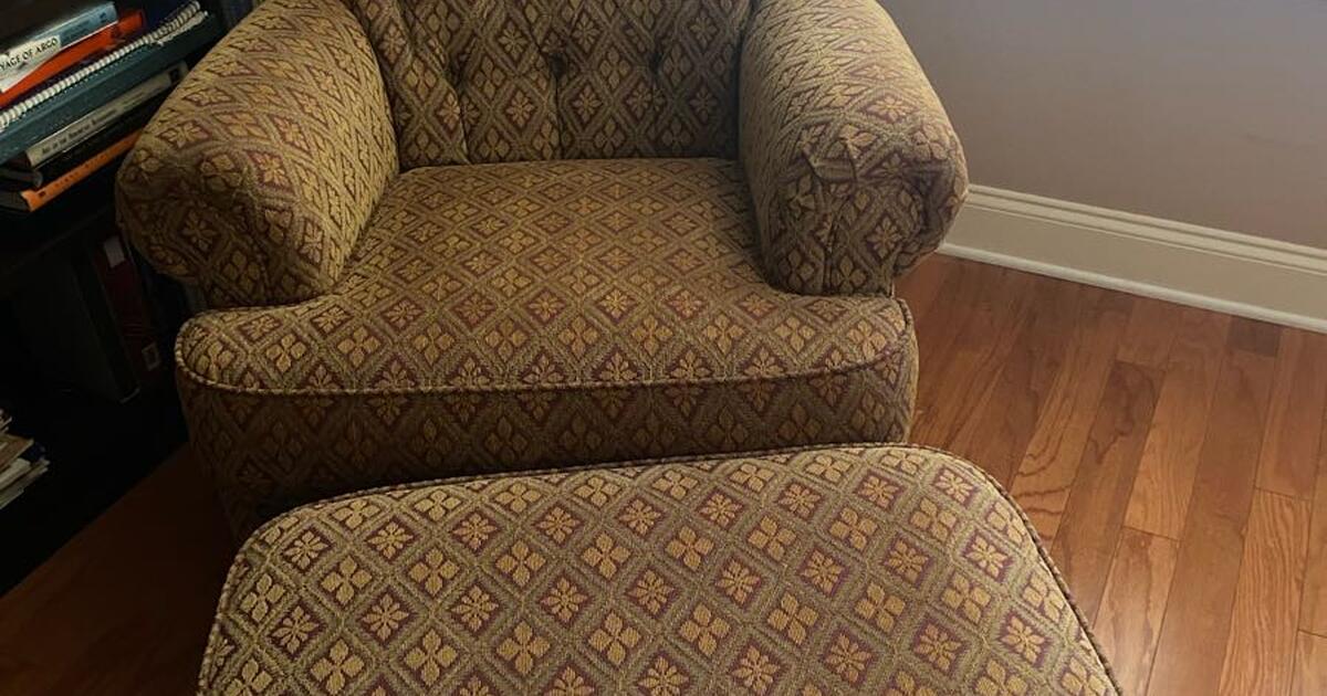 Custom arm chair Flexsteel made for 250 in Cumming, GA For Sale