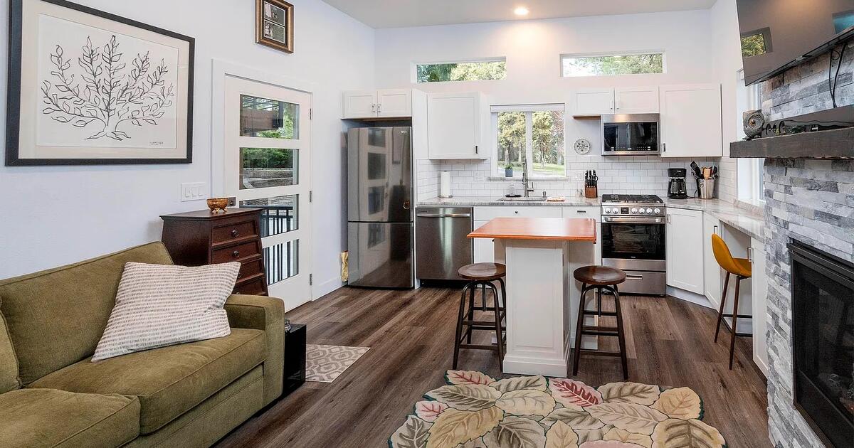 1 BD/1BA Super Cute, Fully Furnished ADU • Pet friendly • Available