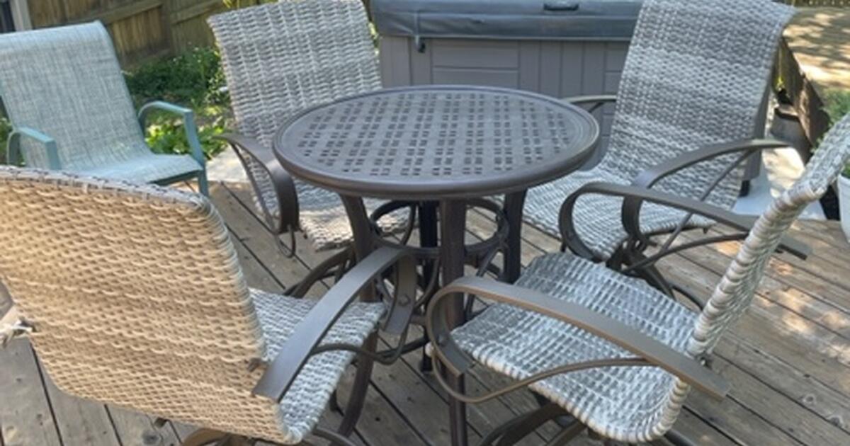 PENDING PICKUP Great Hi Top Outdoor Table + 4 Chairs for 100 in Cherry Hills Village, CO
