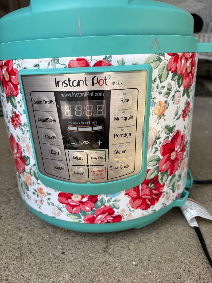 White Floral Ch&elier For $20 In Newark, OH | For Sale White Floral Ch&elier For $20 In Newark, OH | For Sale
