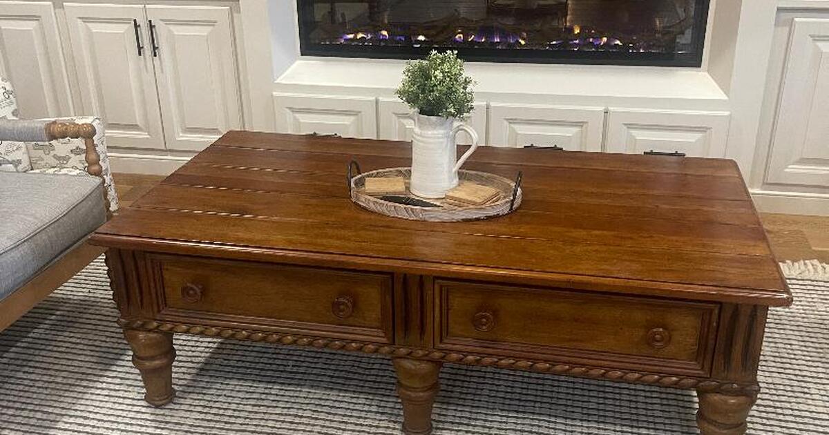 Vintage Farmhouse Thomasville Coffee Table with (4) Storage Drawers for