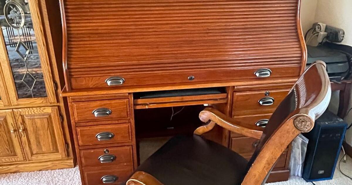 Oak Wood Top Office Dest and chair for 100 in Goodlettsville, TN For Sale & Free — Nextdoor