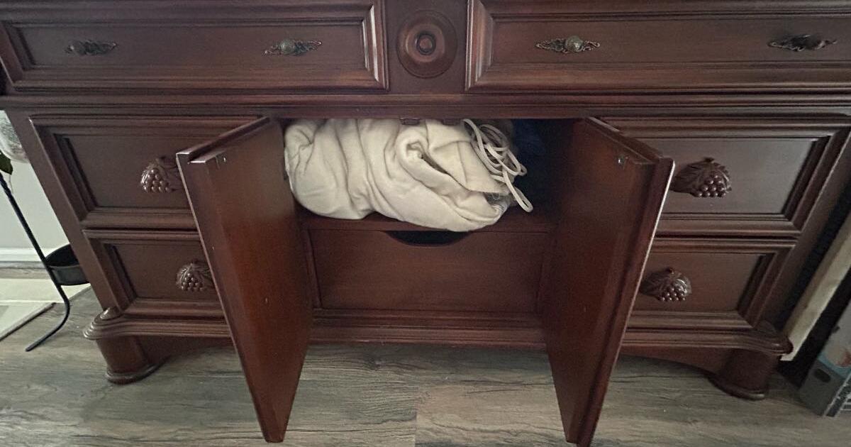 Beautiful dresser with or without mirror for 110 in Bayou Vista, TX