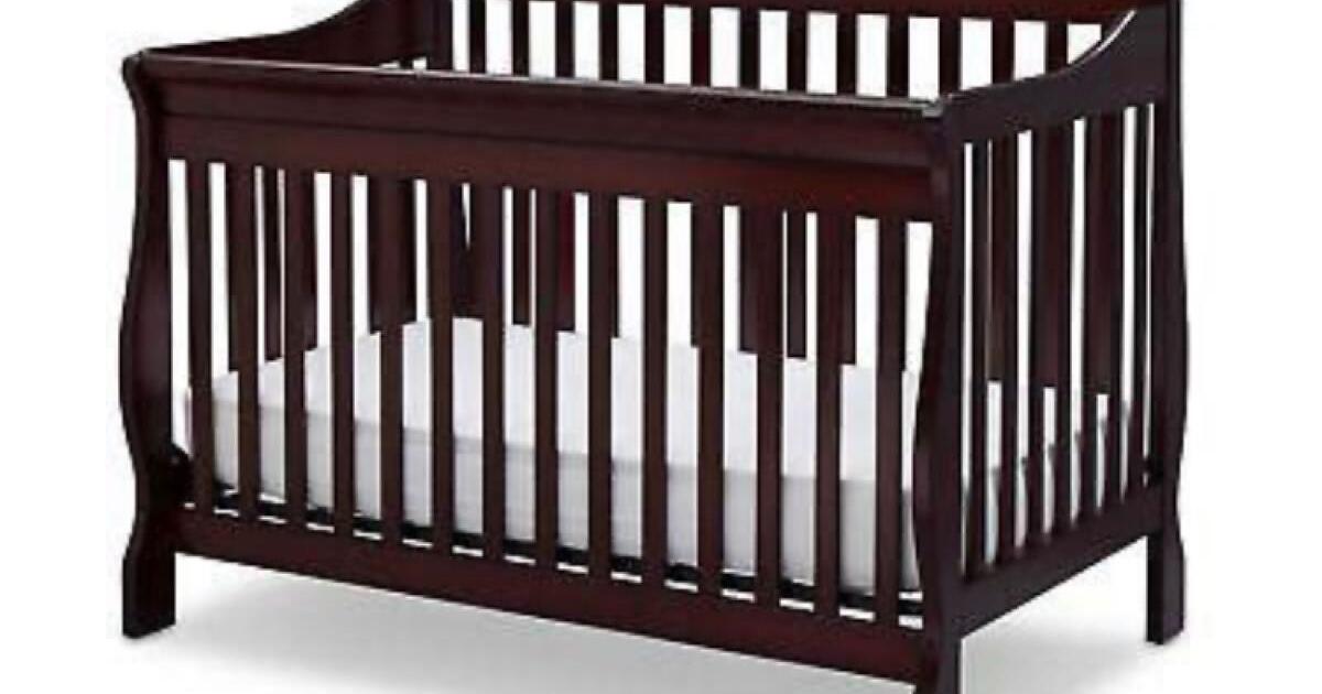 Crib/toddler bed/day bed/ full bed conversion for 50 in Doraville, GA