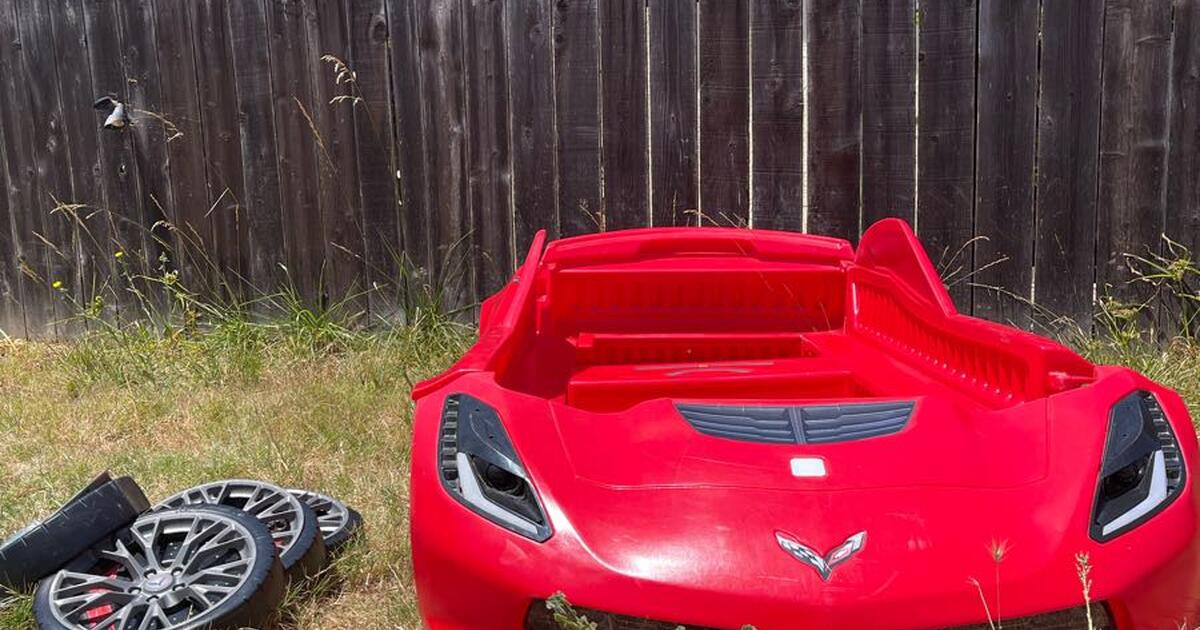 Step2 Corvette Convertible Toddler to Twin Bed with Lights, Red for 155 in San Diego, CA
