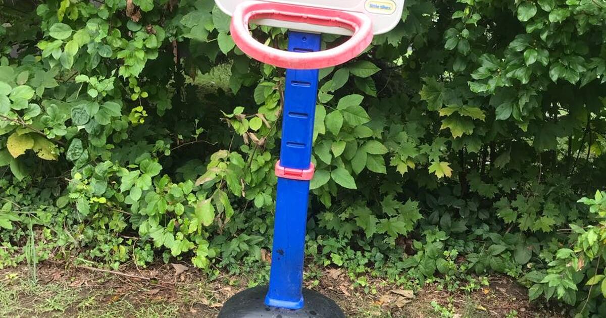 CURBSIDE FREE Little Tikes Basketball Hoop for Free in Brookfield, CT