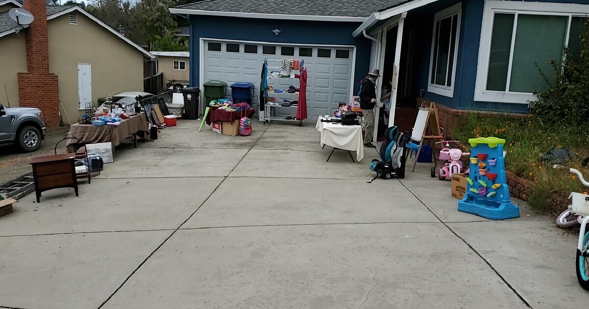 Garage Sale Sunday 5/7, 812 for Free in Castro Valley, CA Finds