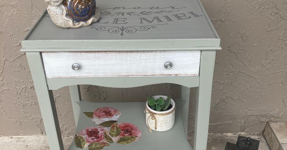 Adorable vintage side table for 50 in Dunedin, FL For Sale & Free