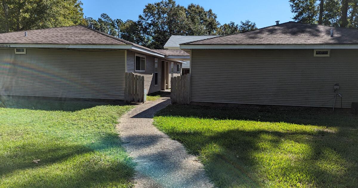 Old Mandeville Walk To The Lake for 700 in Mandeville, LA For Sale