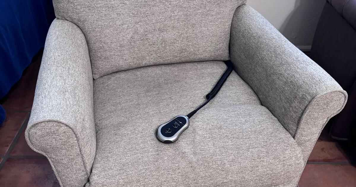 Power recliner/lift chair for 400 in Scottsdale, AZ For Sale & Free