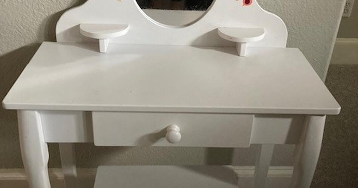 KidKraft Kids Vanity Set with Stool for 25 in Dallas, TX Finds