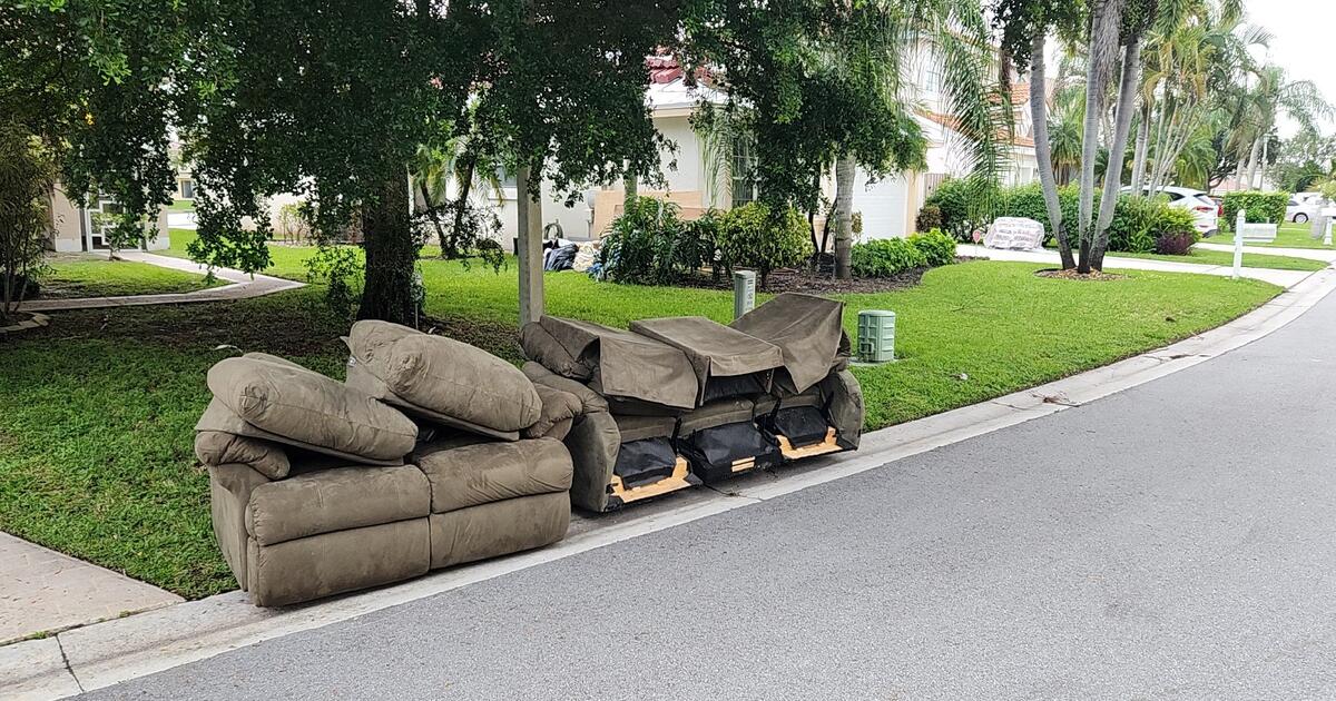 Curb Alert! Matching Sofa And Loveseat for Free in Lake Worth, FL For Sale & Free — Nextdoor