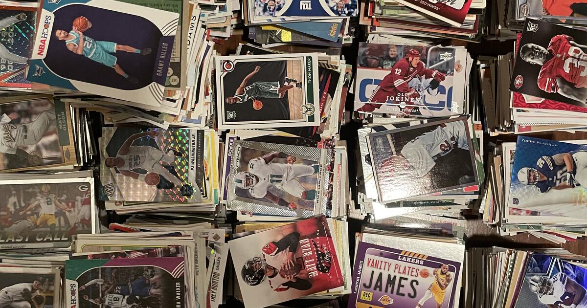 Collectable sports cards 100 assorted cards for 10 in Frisco, TX