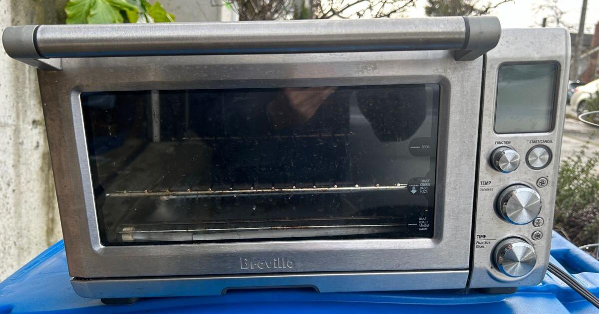 Breville Convection Toaster Oven for Free in Seattle, WA For Sale