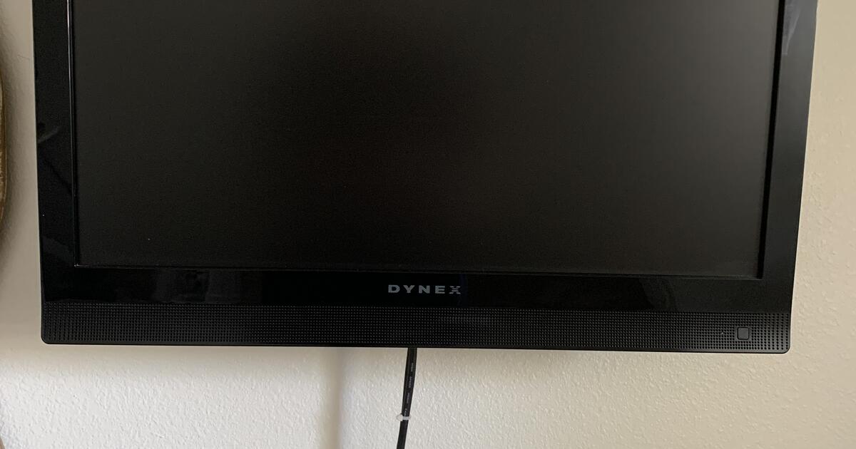 Dynex Color TV and wall mount for 10 in The Villages, FL For Sale