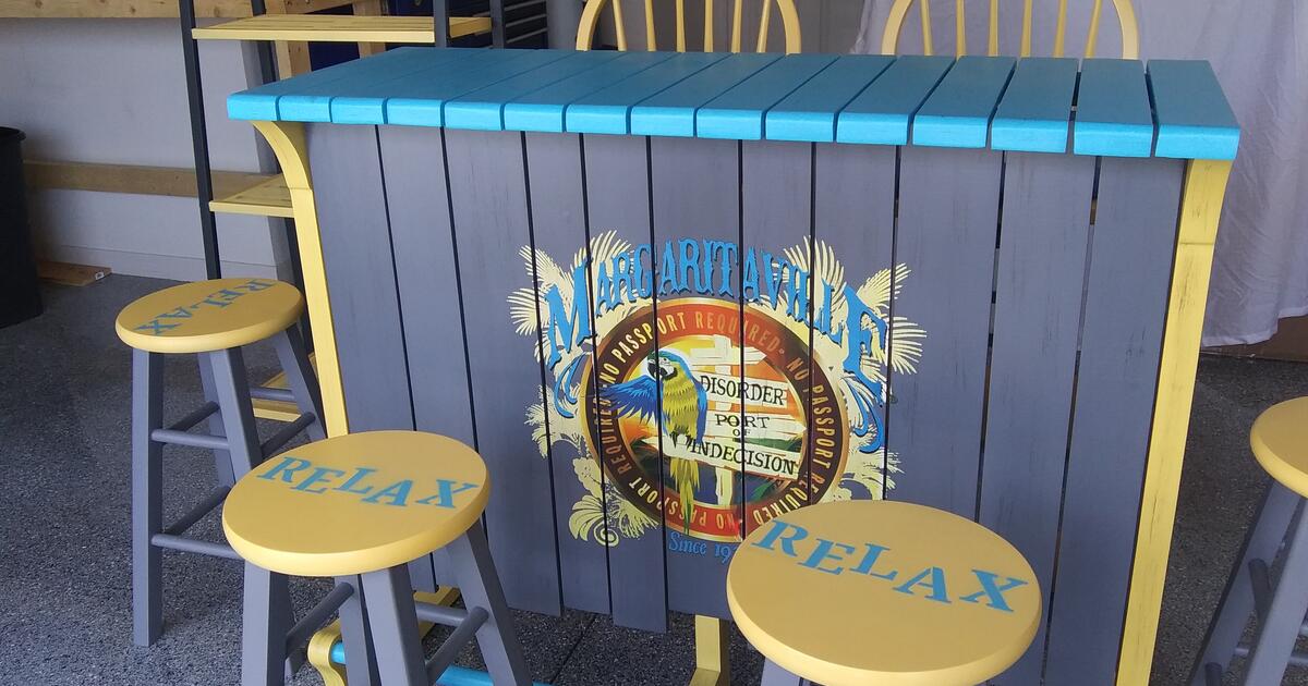 Margaritaville Bar & Bar Stools for 475 in The Villages, FL For Sale