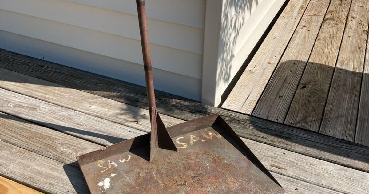 Large metal dustpan with handle for 20 in Madison, MS Finds