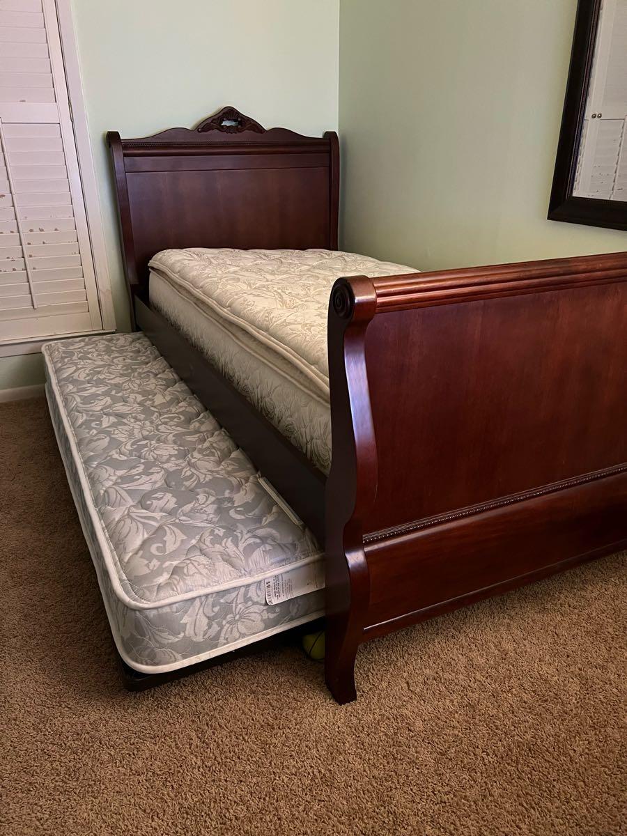A Stanley trundle bed with dresser for 600 in Tyler, TX For Sale