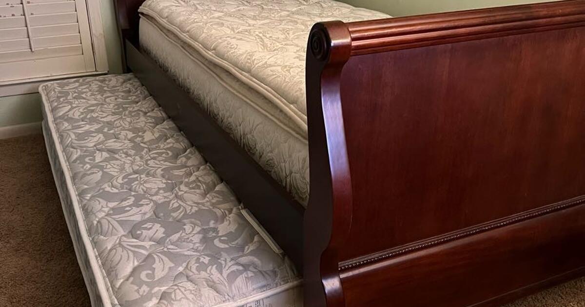 A Stanley trundle bed with dresser for 600 in Tyler, TX For Sale