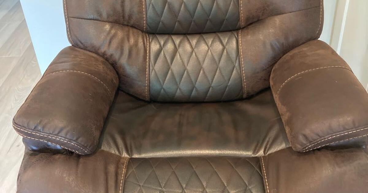 Genuine leather automatic recliner for 100 in Vancouver, WA Finds