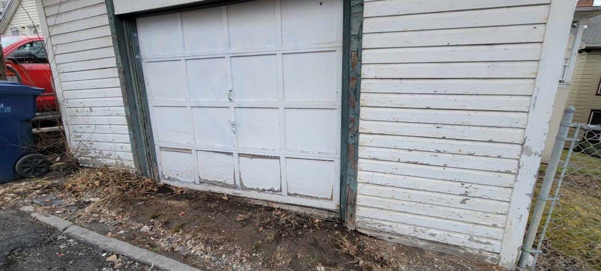 Single bay garage for rent for 200 in Watervliet, NY For Sale & Free — Nextdoor