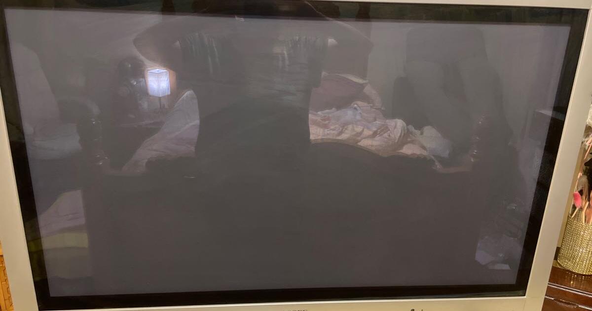 42 inch plasma tv no remote works fine. ( very heavy two person move