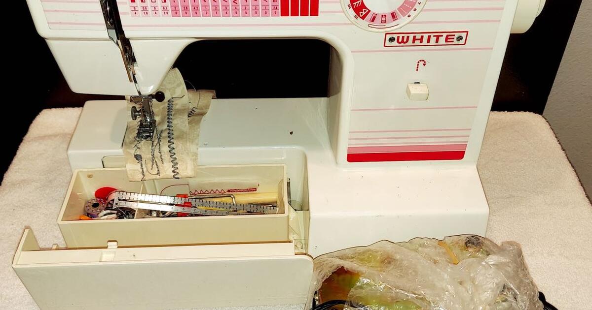 VINTAGE ZIGZAG SEWING MACHINE WHITE MODEL 1510 WITH FOOT PEDAL