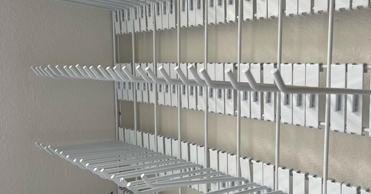 Econoco 8” Panel Display Hooks, Gridwall Hooks, Grid Hook for Gridwall, White for 55 in Vero