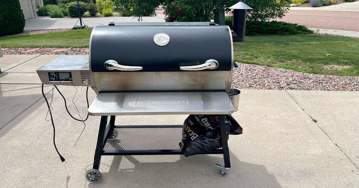 Recteq RT 1250 Wood Pellet Grill Smoker for 1100 in Colorado Springs